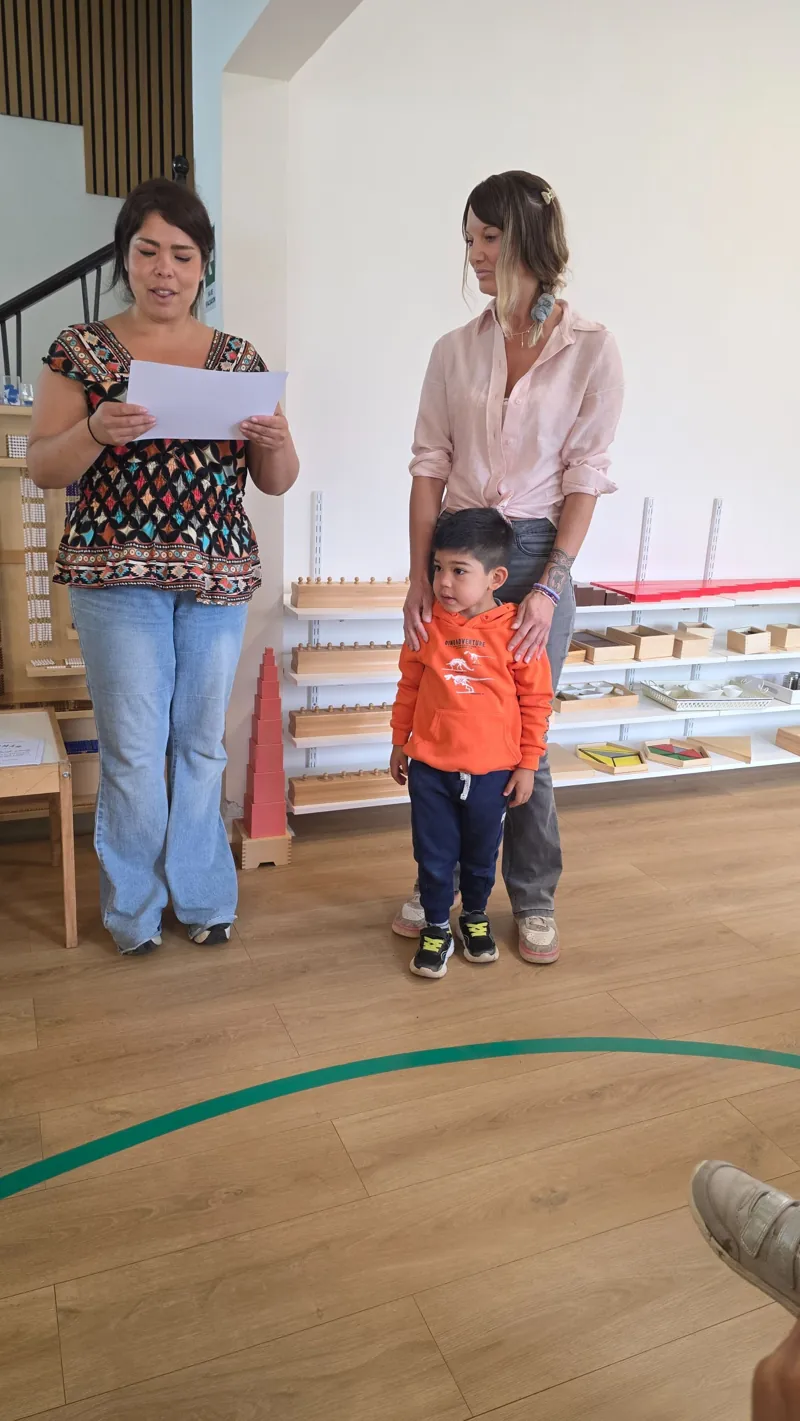 Un niño y dos adultas participan de un encuentro en Aurora.