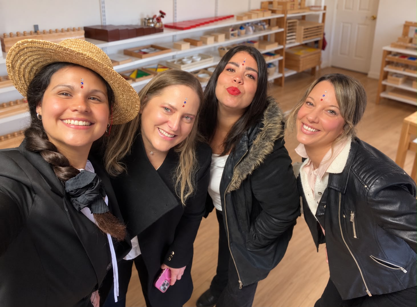 Cuatro integrantes del equipo de Aurora comparten un momento en el ambiente Montessori.
